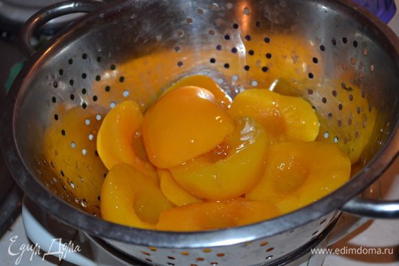 Персики отцеживаем от жидкости и нарезаем.