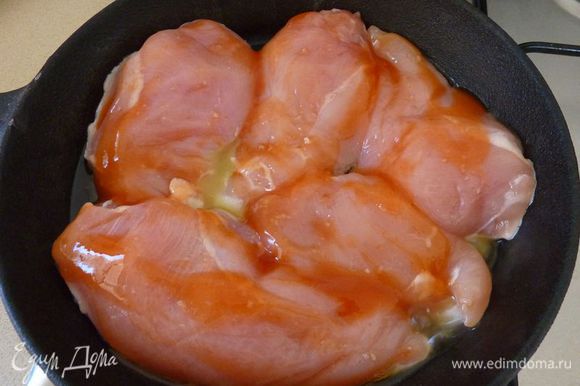 Куриные грудки приправить с крупной солью, перцем и чили. Нагрейть тяжелую сковороду с оливковым маслом и обжарить грудки по 3 минуты с каждой стороны, на высоком огне.