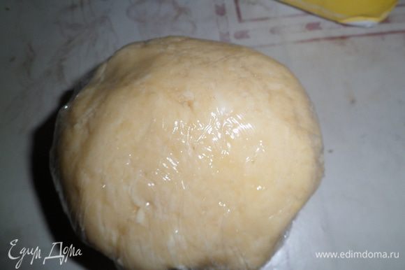 Приготовить тесто. Для этого смешать муку с солью, добавить охлажденное сливочное масло. Перетереть руками в крошку. Затем добавить яйцо и воду, замешать тесто. Обернуть пленкой и поставить на полчаса в холодильник.