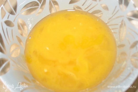 Отдельно размешать яйцо с солью и ванильным сахаром.