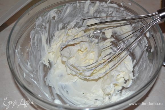 Готовим крем с маскарпоне: пачку маскарпоне взбиваем с сахарной пудрой.