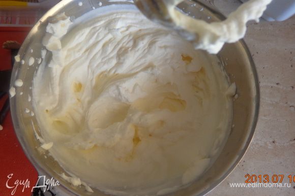 Сделать сливочный крем: сливки взбить в крепкую пену с сахарной пудрой и маскарпоне и промазать им все коржи. Собрать средний и верхний ярусы и поставить их в холодильник на 1 час.
