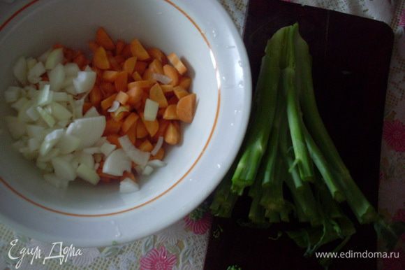 Помыть, почистить и порезать морковь, лук и черешки брокколи. Пассеровать на растительном масле до прозрачности лука. Залить водой, чтобы покрывало на 2 см и варить около 10 минут.