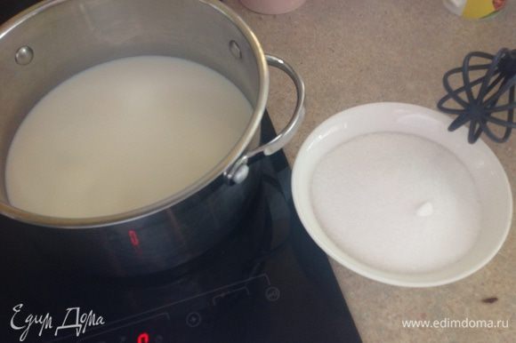 В миске смешать сахар, манку,соль. Сверить на молоке густую кашу.... варить постоянно помешивая.