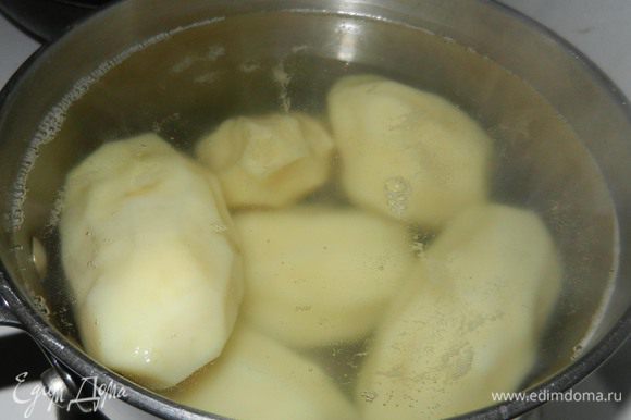 В кастрюльке с водой поместить картофелины, добавить 1/4 ч.л. соли и поставить закипятиться. Затем накрыть и кипятить на медленном огне в течение 20-25 минут, пока картофель не станет мягким. Воду слить, дать хорошо остыть. Порезать на мелкие кубики.