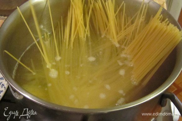 Спагетти отварить в кипящей подсоленной воде до состояния аль денте.