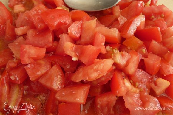 Между тем, в большой миске смешать помидоры, чеснок, масло и уксус. Приправить солью и перцем.
