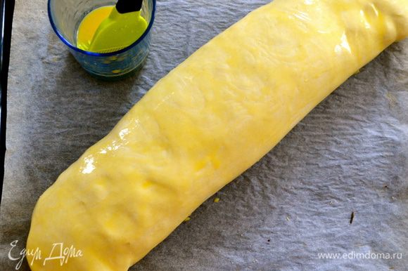 Выложить штрудель на противень с пекарской бумагой (или присыпанный мукой). Смазать оставшимся яйцом. Поставить выпекаться в разогретую духовку до готовности, пока поверхность штруделя не приобретет красивый золотистый цвет.