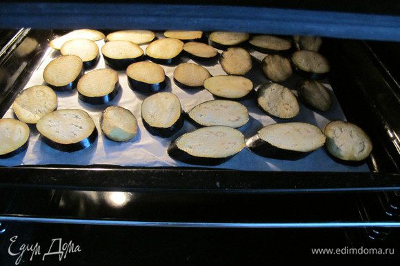 Баклажаны, картофель и паприку запекаем в духовке до полу готовности.
