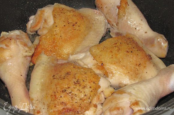 Посолить и поперчить куриные ножки (если у вас курица, то разрежьте ее на 10 кусочков). Нагреть 2 ст. л. растительного масла в сковороде с толстым дном и высокими бортиками, выложить кусочки курицы и обжарить на сильном огне до румяной корочки.