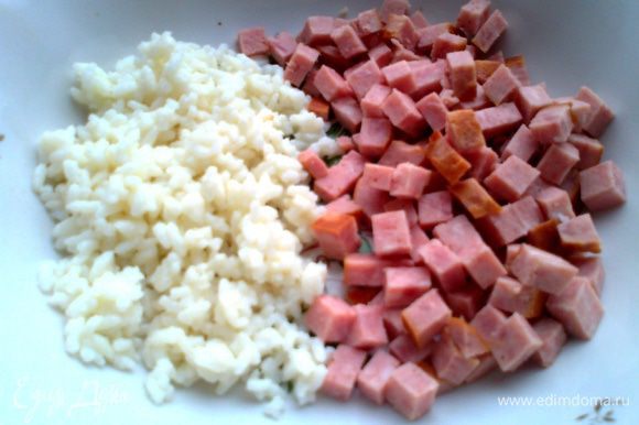 Готовим начинку для перцев... Колбасу (у меня ветчинная) нарезаем на кубики и соединяем с готовым рисом...