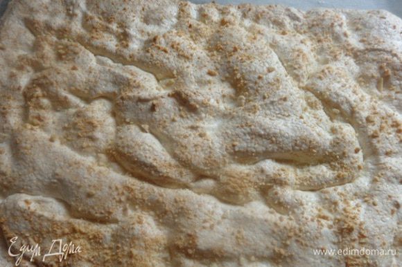 Сделать покрытие для песочных коржей: взбить охлажденные белки с сахаром и ванильным сахаром до твердых пиков, добавить толченые орехи и намазать смесью все песочные коржи. Выпекать каждый корж при 180 градусах 25-30 минут.