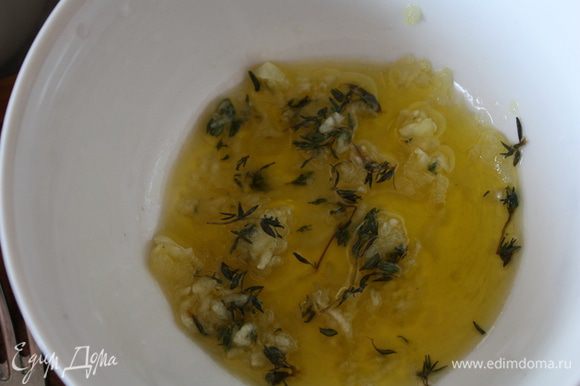 Растолочь чеснок с парой щепоток соли и листиками тимьяна,разбавить пасту оливковым маслом. сыр нарезать ломтиками толщиной 4-5 мм.