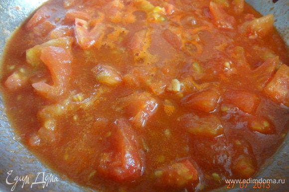 Помидоры должны стать мягкими, добавить томатную пасту (здесь по желанию, это для густоты), сладкую паприку, зиру, все перемешать и оставить тушится на 15 минут.