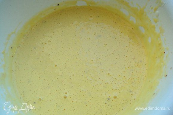 Яйца взбить со сметаной, добавив соль, перец и кориандр по вкусу. Добавить муку, смешанную с разрыхлителем, хорошо перемешать.