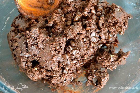 Высыпаем оставшуюся половину кусочков шоколада и формируем второй, темный шар теста. И его можно на 5 минут поставить в холодильник, чтобы затем было проще лепить печенье.