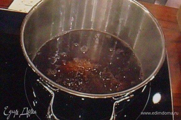 Залить красным вином и смородиновым соком. Проварить 5 мин на слабом огне.Растворить крахмал в небольшом количестве воды и заварить им сироп.