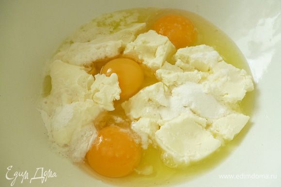 Тесто:к ванильным творожным сыркам добавить яйца, разрыхлитель,щепотку соли и все растереть до однородной смеси