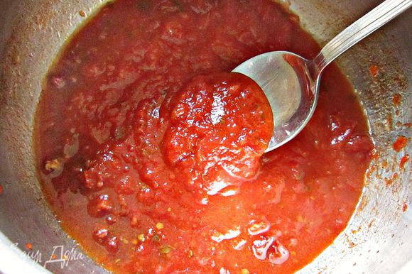 Подмешать помидорки в томатное пюре, добавить соль, перец, базилик, поставить на огонь и довести до кипения. Массу снять с огня, добавить желатин и хорошо перемешать.