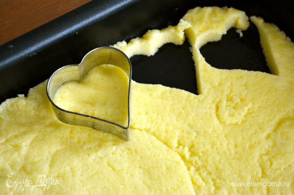 Взять формочку для печенья в виде сердечка и вырезать фигурные ньокки (обычно ньокки "по-римски" нарезаются круглой формы).