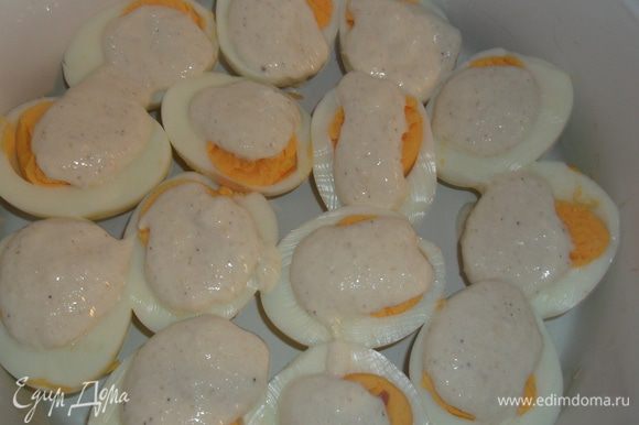 Яйца разрезать пополам и уложить в форму, сверху разложить хрЕновый соус:))