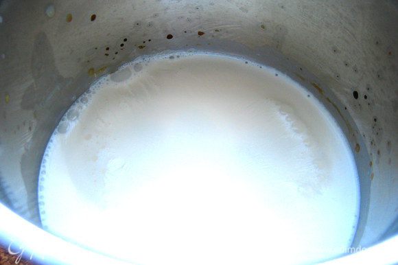 Сливки или кокосовое молоко нагреваем,всыпаем сахарную пудру (пары ложек достаточно, но по рецепту полстакана!)...