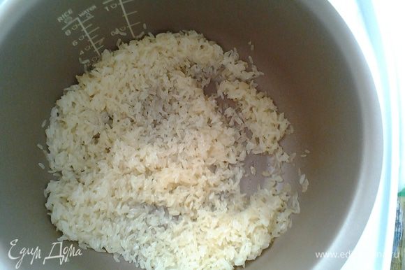 Наливаем 2 ст.ложки масла, обжариваем лук и рис.