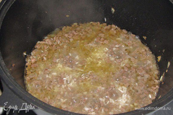 Всыпать рис, влить бульон, посолить, поперчить, добавить орегано и готовить 12 минут.