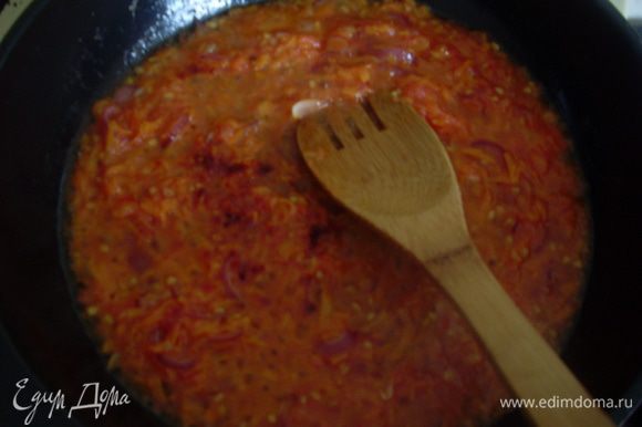 Добавить томатное пюре, соль и сахар, красный острый перец по вкусу.