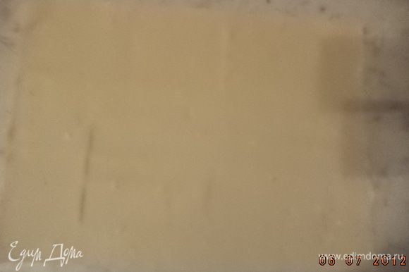 Слоёное тесто тонко раскатать в два одинаковых прямоугольных пласта. Твёрдый сыр натереть на крупной тёрке.