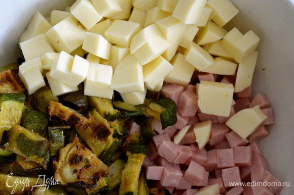 Итак, сыр нарезать также небольшими кубиками, а цуккини полосочками. Положить все к ветчине.