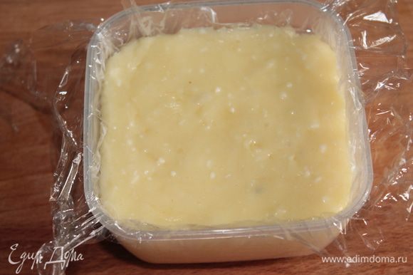 Форму застелить пищевой пленкой и выложить сыр. Охладить.