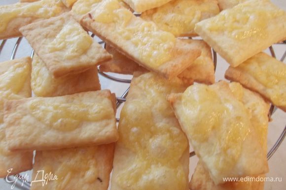 Хотела бы поблагодарить Лизу Пирогову за рецепт чудесного сырного печенья. www.edimdoma.ru/retsepty/55966/pechenie-s-syrom. Очень вкусное и хрустящее!