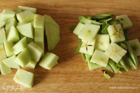 Яблоки нарезать кубиками, сердцевину и кожуру мелко порубить.