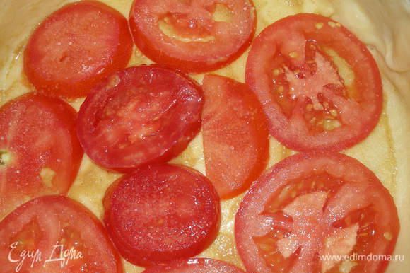 На тесто уложить помидоры(слегка присыпать сахаром)...