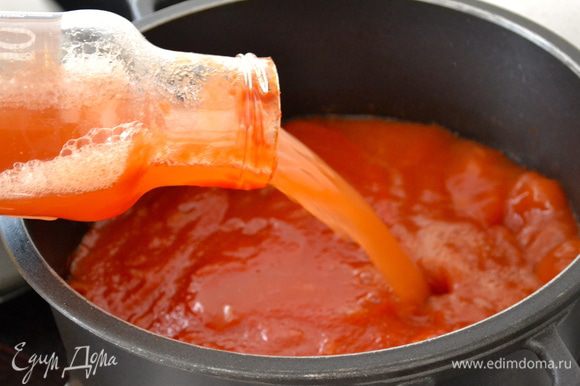 Затем заполнить ту же бутылку, в которой находился томатный соус, водой... И влить ее в кастрюлю. Добавить все остальные ингредиенты для соуса. Лавровый лист, сахар, соль и перец (при желании, базилик).