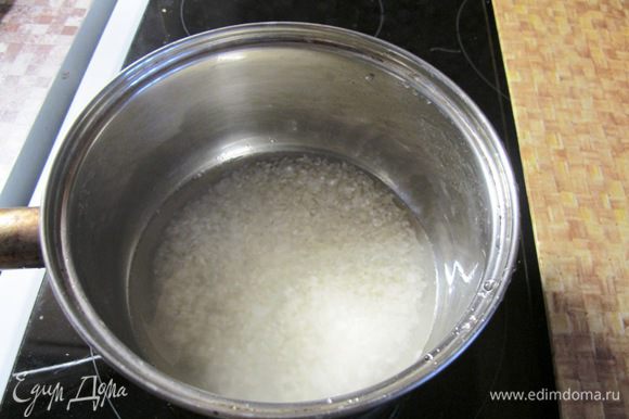 Рис надо промыть 4-5 раз, чтобы избавить от любых посторонних примесей. Рис заливаем водой и доводим до кипения. Варим 5 минут, убавляем огонь, накрываем крышкой и варим еще 10 минут. Пар не должен выходить из кастрюли. Затем снимаем с огня и держим еще 15 минут. Только после этого можно снять с риса крышку. Если к готовому рису добавить соевый соус, он приобретет коричневый цвет. Соль в этом случае добавлять не надо.