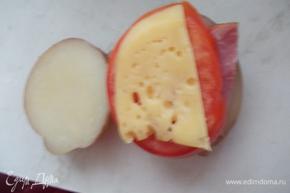 Картофель разрезать вдоль,положить на одну половинку грудинку,сверху сыр и помидор. Накрыть второй половинкой картофеля.