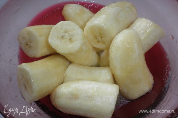 Бананы поместить в миску с соусом на 5 мин.
