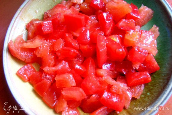 Теперь томаты....Нужна только их мякоть без кожицы и семян. Нарезать кубиками!
