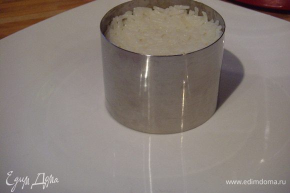 Рис выложить в формовочное кольцо,