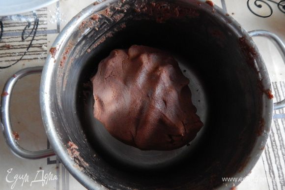 Добавьте какао-порошок, желток, ванилин; Всыпьте просеянную муку и разрыхлитель, вымесите до пластичного теста;
