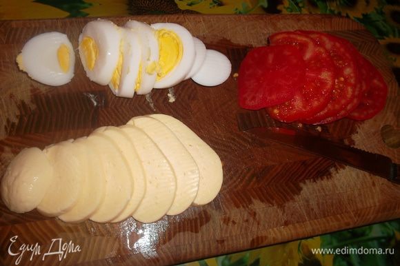 Помидор, яйцо и брынзу нарезать колечками. Формируем наши башенки в произвольном порядке, я так: баклажан-брынза-помидор-картофель-яйцо-перец, сверху капелька майонеза и базилик для украшения.