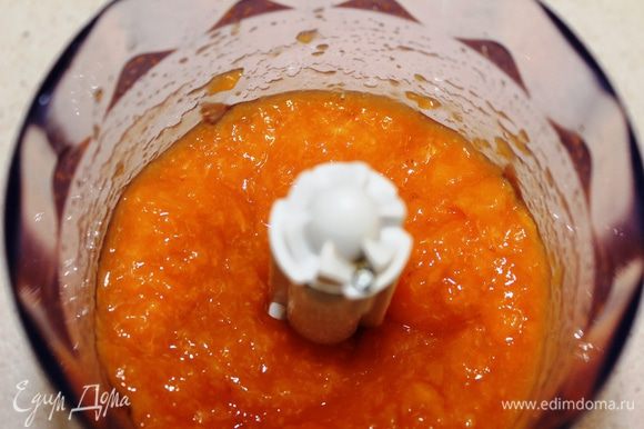 Для творожной начинки: абрикосы освободить от косточек и половину всего их количества превратить в пюре с помощью блендера-измельчителя
