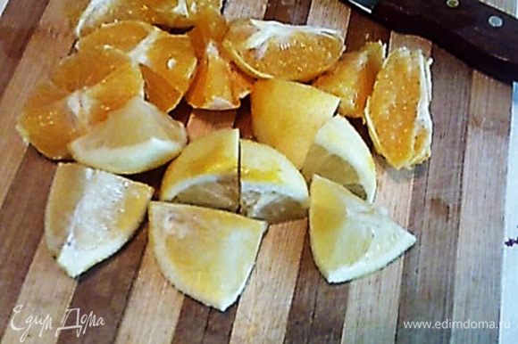 Апельсины очистить от цедры, нарезать вместе с лимоном на дольки и выжать сок.