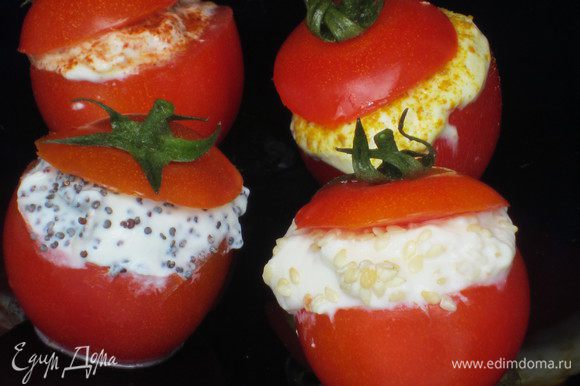 При помощи кофейной ложки начинить помидоры творожной массой. Прикрыть сверху срезанными верхушечками и поставить в холодильник на 30 минут.Приятного аппетита:)