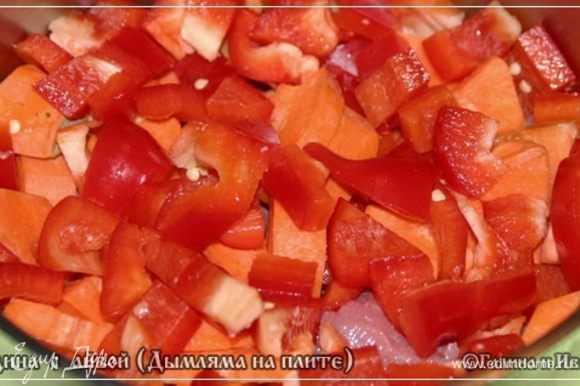 Перчика сладкого поверх морковки насыплем – выложим.