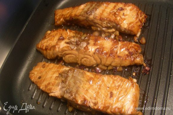 Рыбку готовим на гриле или на сковороде-гриль минут 15 (в зависимости от размера филе). Можно ее запечь в духовке или обжарить.