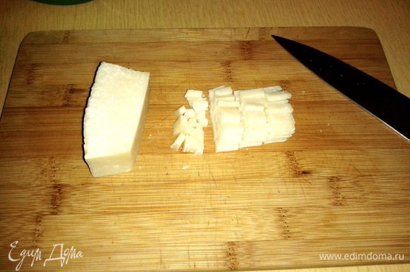 Кубиками нарезаем колбасу и маленькими кусочками сыр.