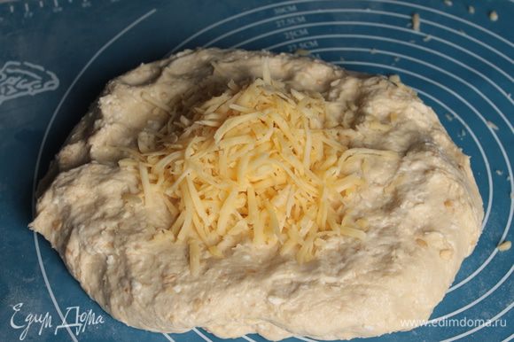 Через час тесто обмять и добавить натертый сыр.